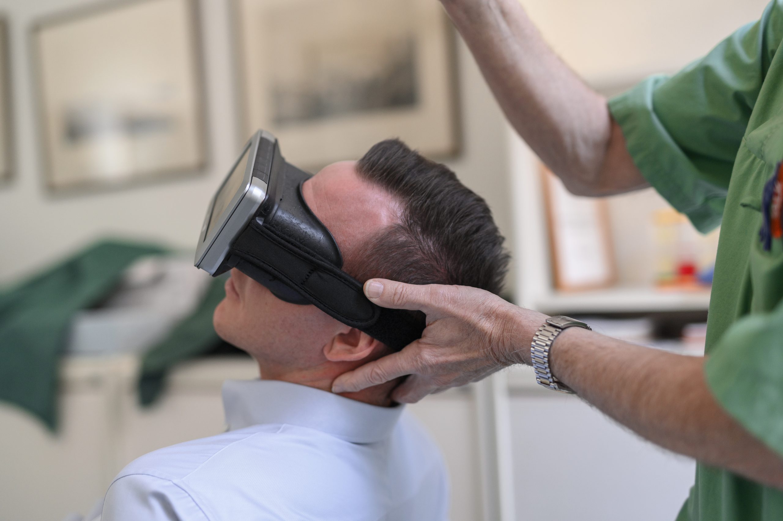 Patient lutar huvudet på sned med glasögon för att undersöka yrsel och kristallsjuka på Vasakliniken