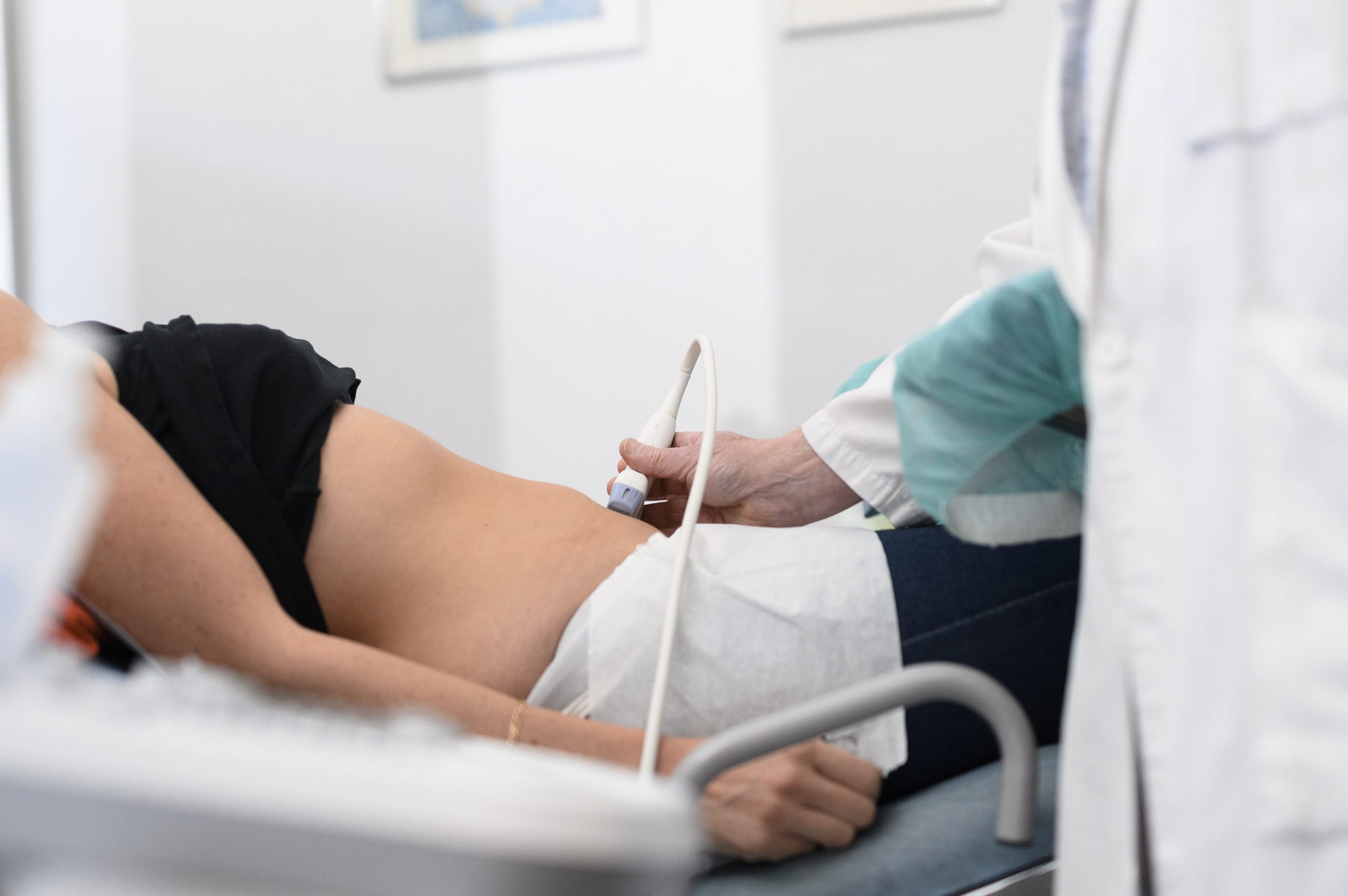 Patient blir undersökt med ultraljud på Vasakliniken